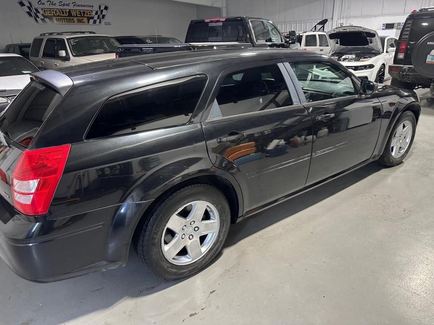 2005 DODGE MAGNUM SXT (2D4FV48V85H) with an 3.5L engine, Automatic transmission, located at 1030 S. 22nd St., Bismarck, ND, 58504, (701) 258-0022, 46.793560, -100.758118 - Photo#4