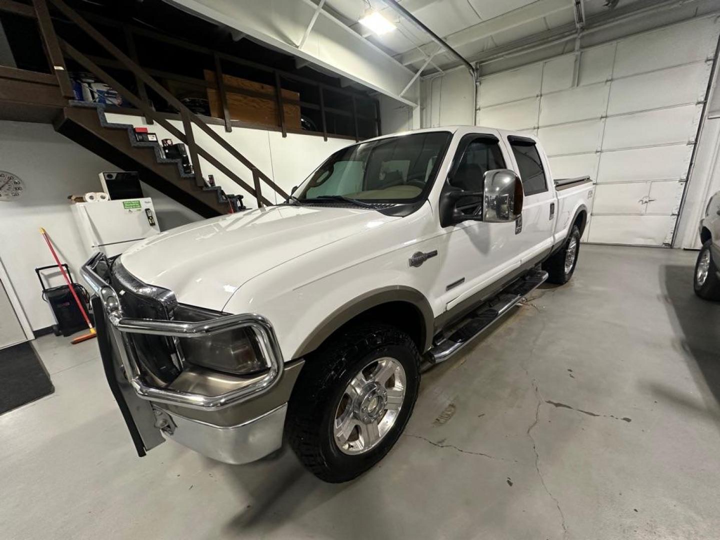 2007 WHITE FORD F250 SUPER DUTY (1FTSW21P57E) with an 6.0L engine, Automatic transmission, located at 1030 S. 22nd St., Bismarck, ND, 58504, (701) 258-0022, 46.793560, -100.758118 - KING RANCH OPTIONS. NEW TIRES, NEW BRAKES, FIFTH WHEEL, TONEAU COVERE. NEW INJECTORS. NICE CLEAN TRUCK, READY TO GO! - Photo#0