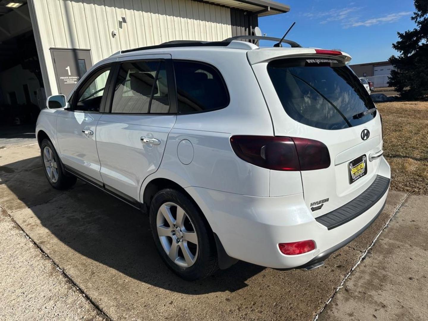 2007 HYUNDAI SANTA FE SE (5NMSH13E57H) with an 3.3L engine, Automatic transmission, located at 1030 S. 22nd St., Bismarck, ND, 58504, (701) 258-0022, 46.793560, -100.758118 - Photo#1