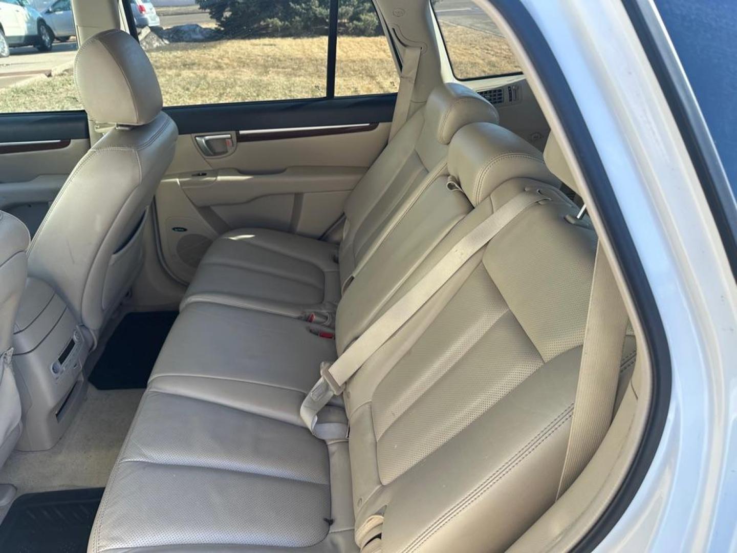 2007 HYUNDAI SANTA FE SE (5NMSH13E57H) with an 3.3L engine, Automatic transmission, located at 1030 S. 22nd St., Bismarck, ND, 58504, (701) 258-0022, 46.793560, -100.758118 - Photo#4