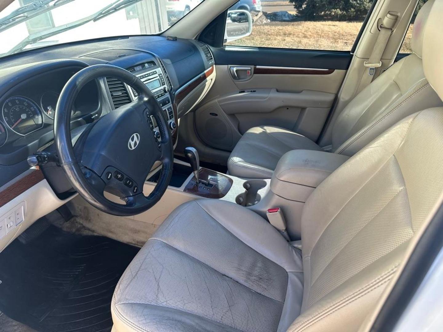 2007 HYUNDAI SANTA FE SE (5NMSH13E57H) with an 3.3L engine, Automatic transmission, located at 1030 S. 22nd St., Bismarck, ND, 58504, (701) 258-0022, 46.793560, -100.758118 - Photo#5