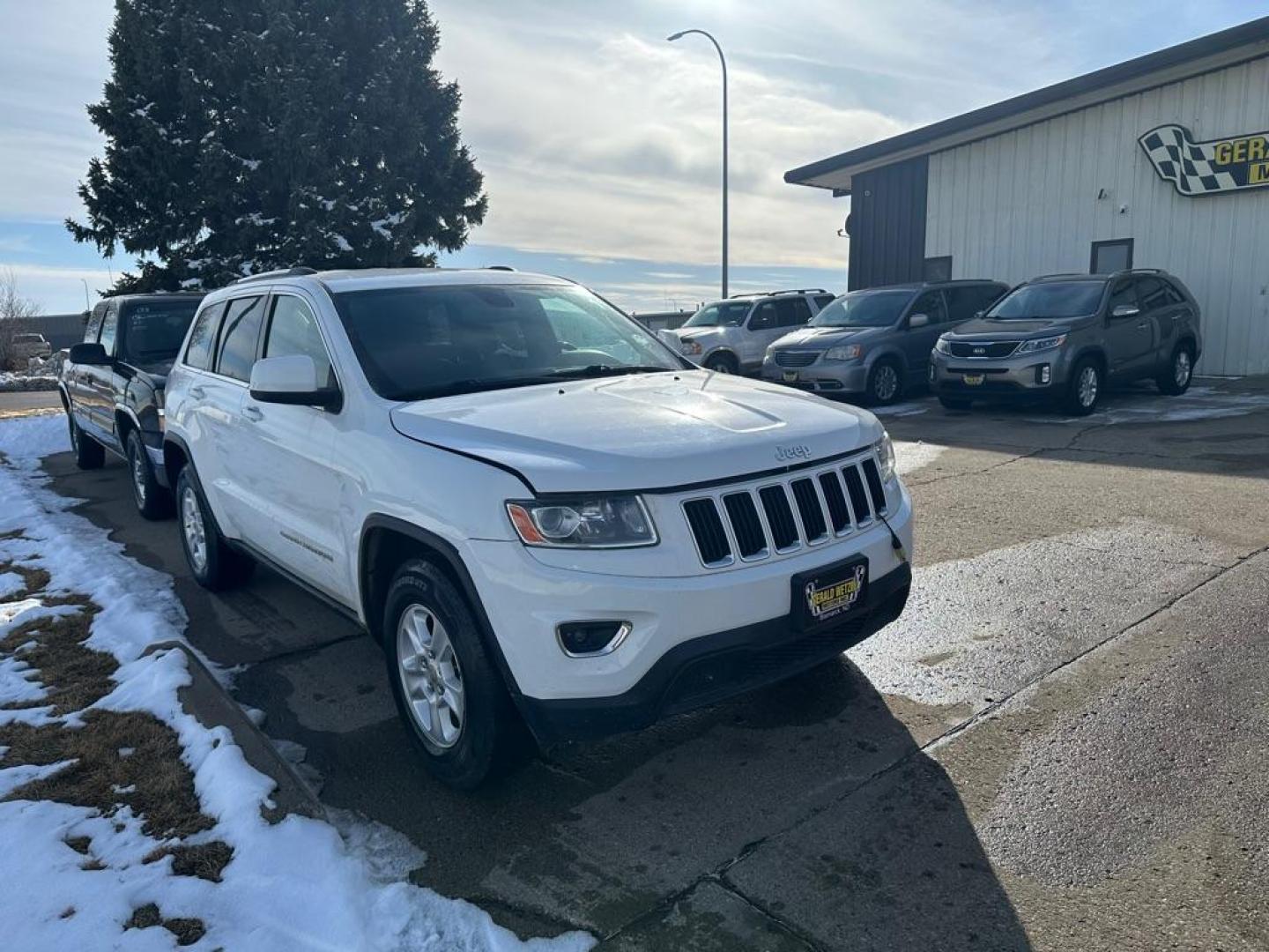 2014 JEEP GRAND CHEROKEE LAREDO (1C4RJFAG8EC) with an 3.6L engine, Automatic transmission, located at 1030 S. 22nd St., Bismarck, ND, 58504, (701) 258-0022, 46.793560, -100.758118 - Photo#1