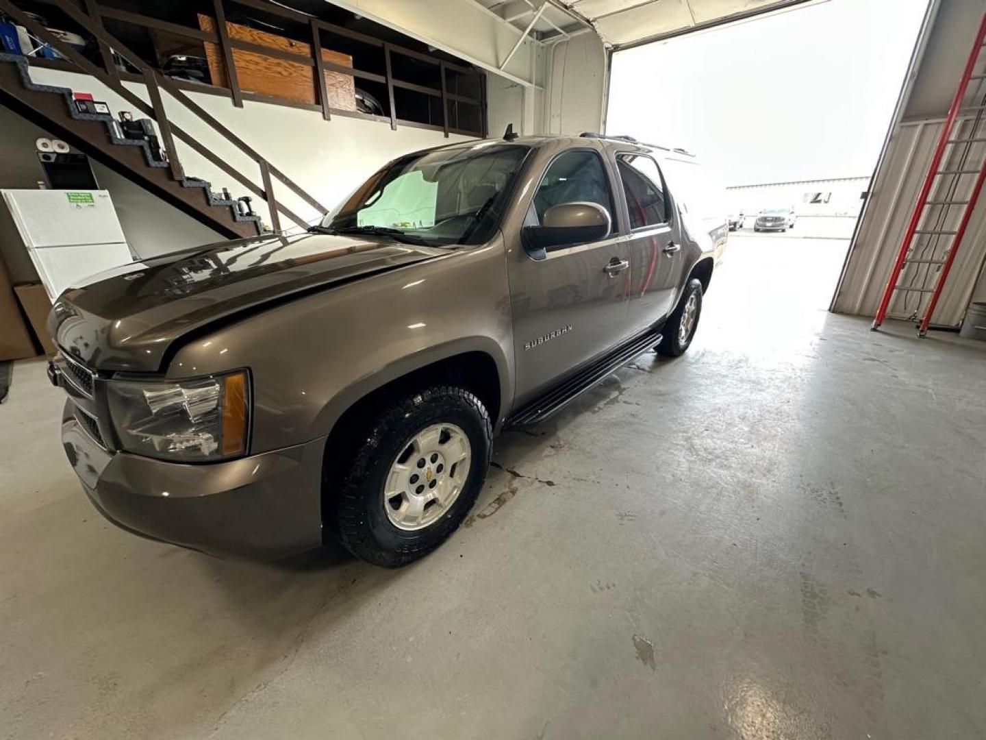2013 GREY CHEVROLET SUBURBAN 1500 LT (1GNSKJE73DR) with an 5.3L engine, Automatic transmission, located at 1030 S. 22nd St., Bismarck, ND, 58504, (701) 258-0022, 46.793560, -100.758118 - Photo#0