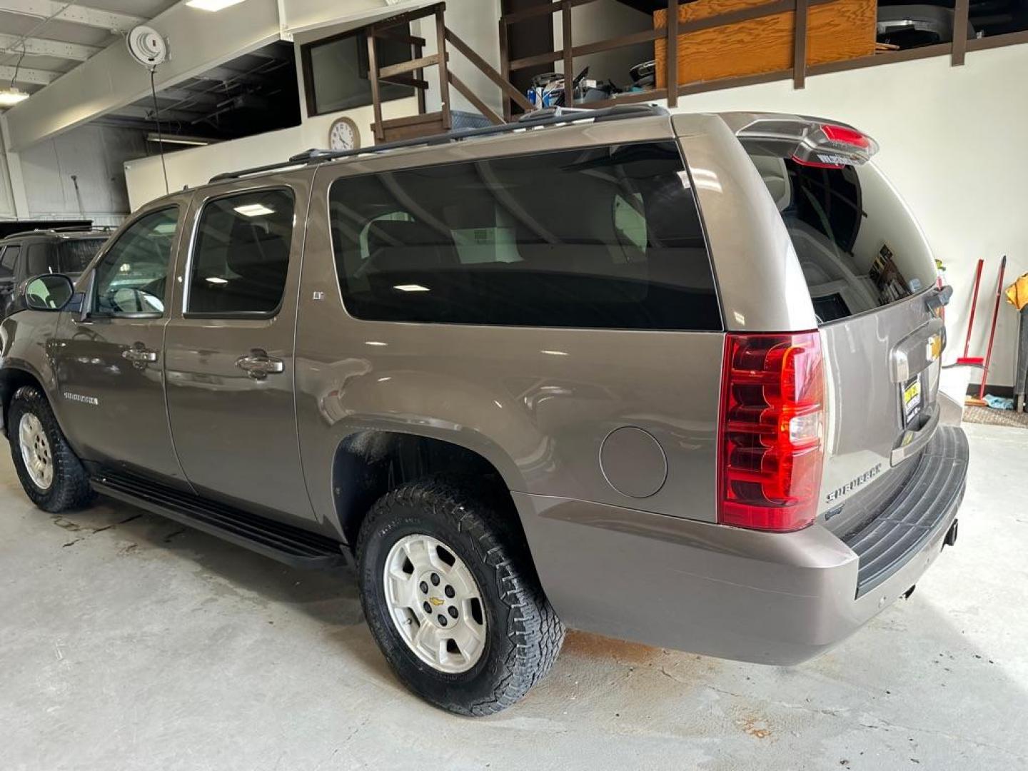 2013 GREY CHEVROLET SUBURBAN 1500 LT (1GNSKJE73DR) with an 5.3L engine, Automatic transmission, located at 1030 S. 22nd St., Bismarck, ND, 58504, (701) 258-0022, 46.793560, -100.758118 - Photo#1