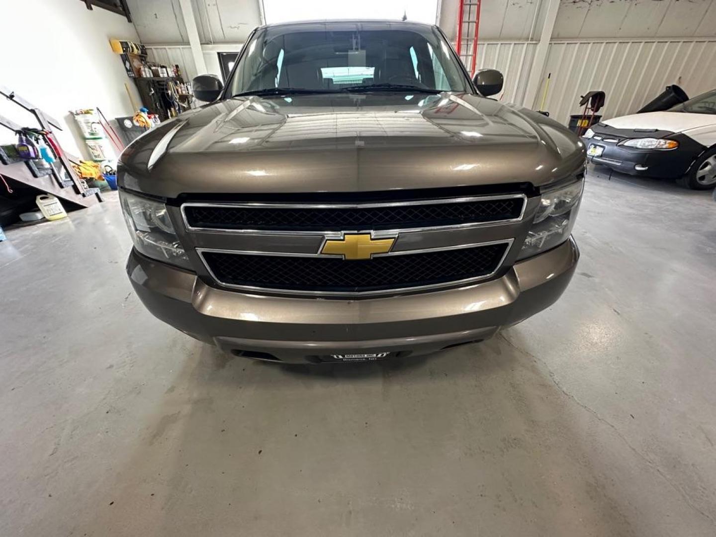 2013 GREY CHEVROLET SUBURBAN 1500 LT (1GNSKJE73DR) with an 5.3L engine, Automatic transmission, located at 1030 S. 22nd St., Bismarck, ND, 58504, (701) 258-0022, 46.793560, -100.758118 - Photo#2