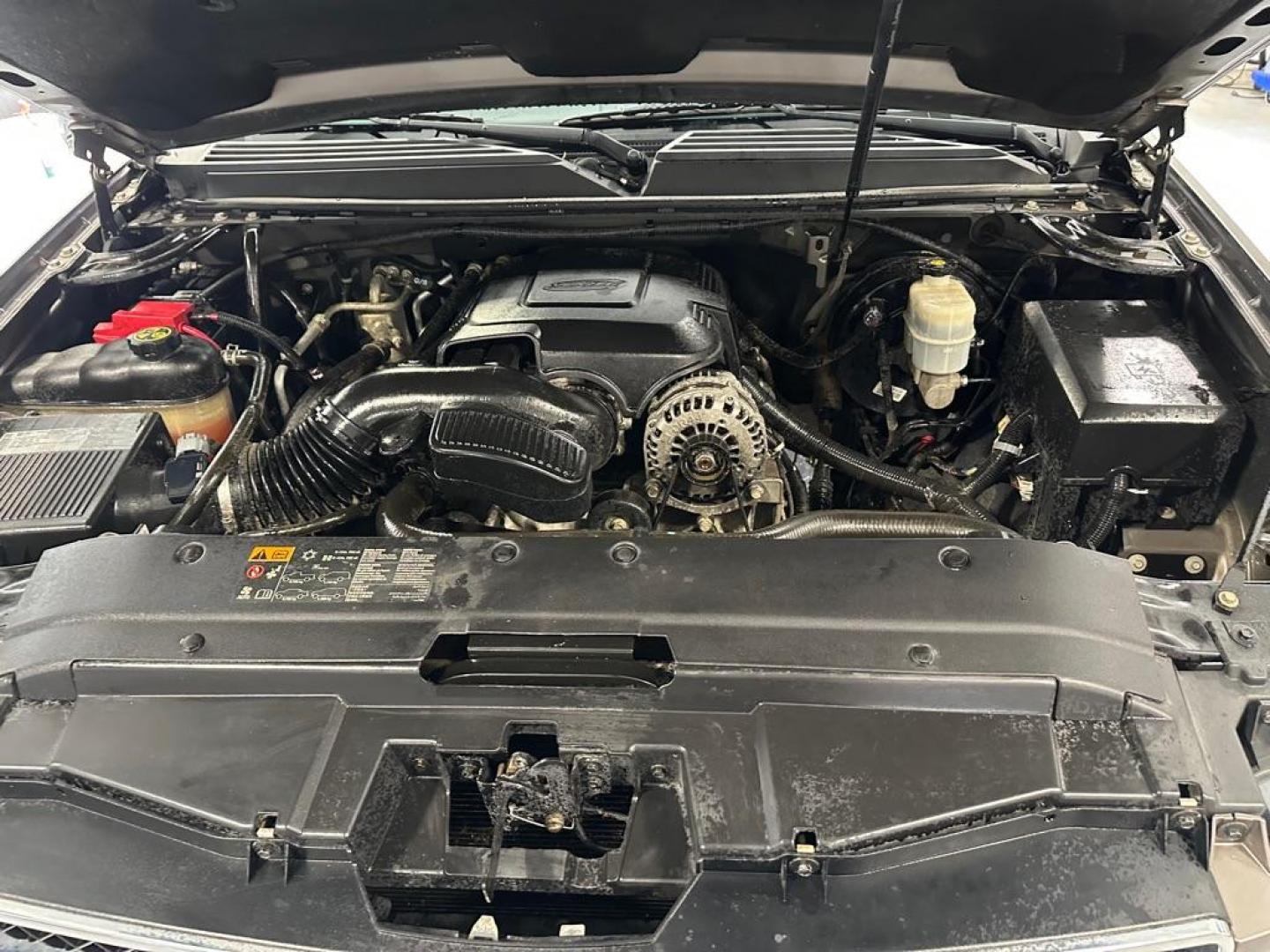 2013 GREY CHEVROLET SUBURBAN 1500 LT (1GNSKJE73DR) with an 5.3L engine, Automatic transmission, located at 1030 S. 22nd St., Bismarck, ND, 58504, (701) 258-0022, 46.793560, -100.758118 - Photo#6