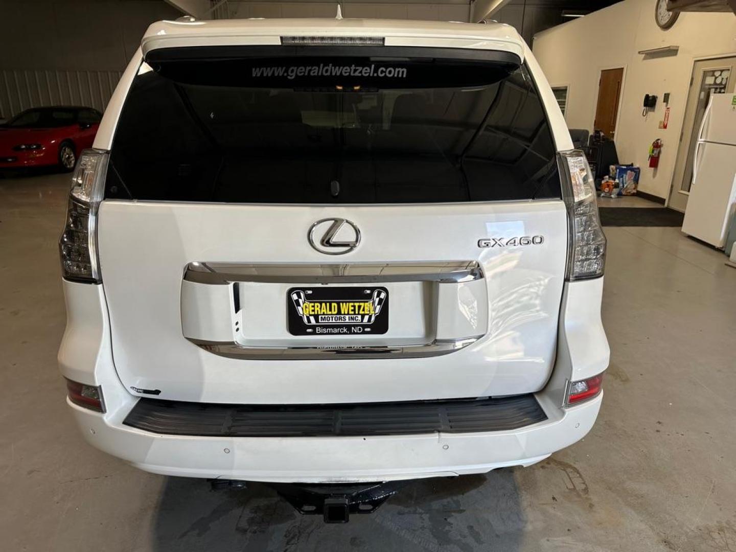 2014 LEXUS GX 460 (JTJBM7FX0E5) with an 4.6L engine, Automatic transmission, located at 1030 S. 22nd St., Bismarck, ND, 58504, (701) 258-0022, 46.793560, -100.758118 - Photo#4