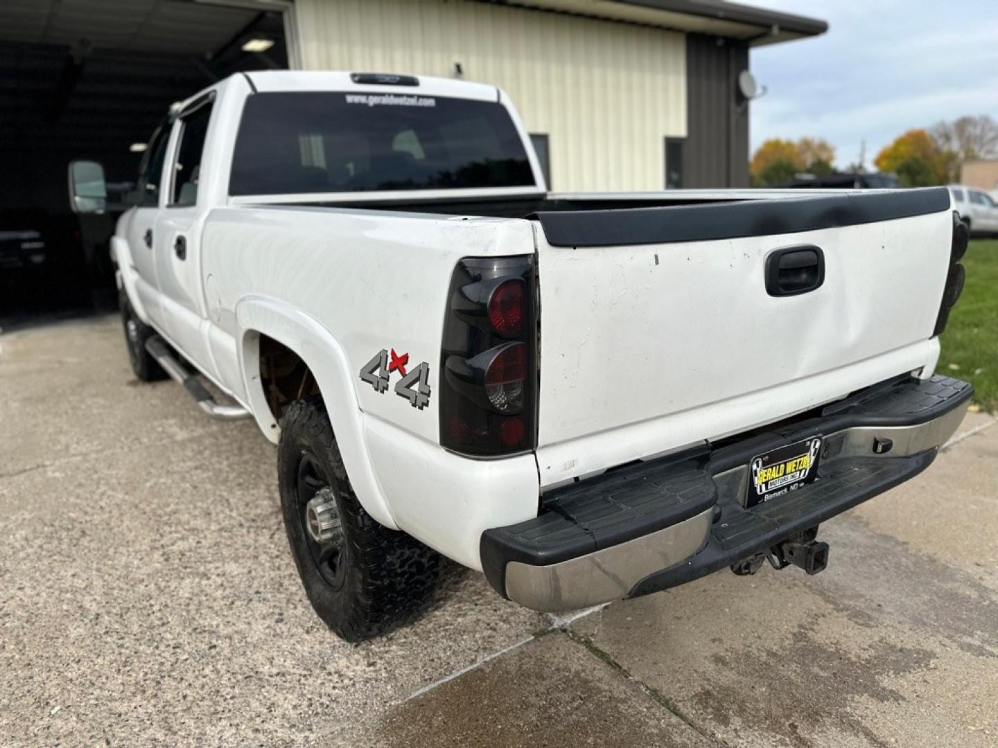 2003 WHITE GMC SIERRA 2500 HEAVY DUTY (1GTHK23U73F) with an 6.0L engine, Automatic transmission, located at 1030 S. 22nd St., Bismarck, ND, 58504, (701) 258-0022, 46.793560, -100.758118 - NEW TIRES, 6,O LITER- Photo#6