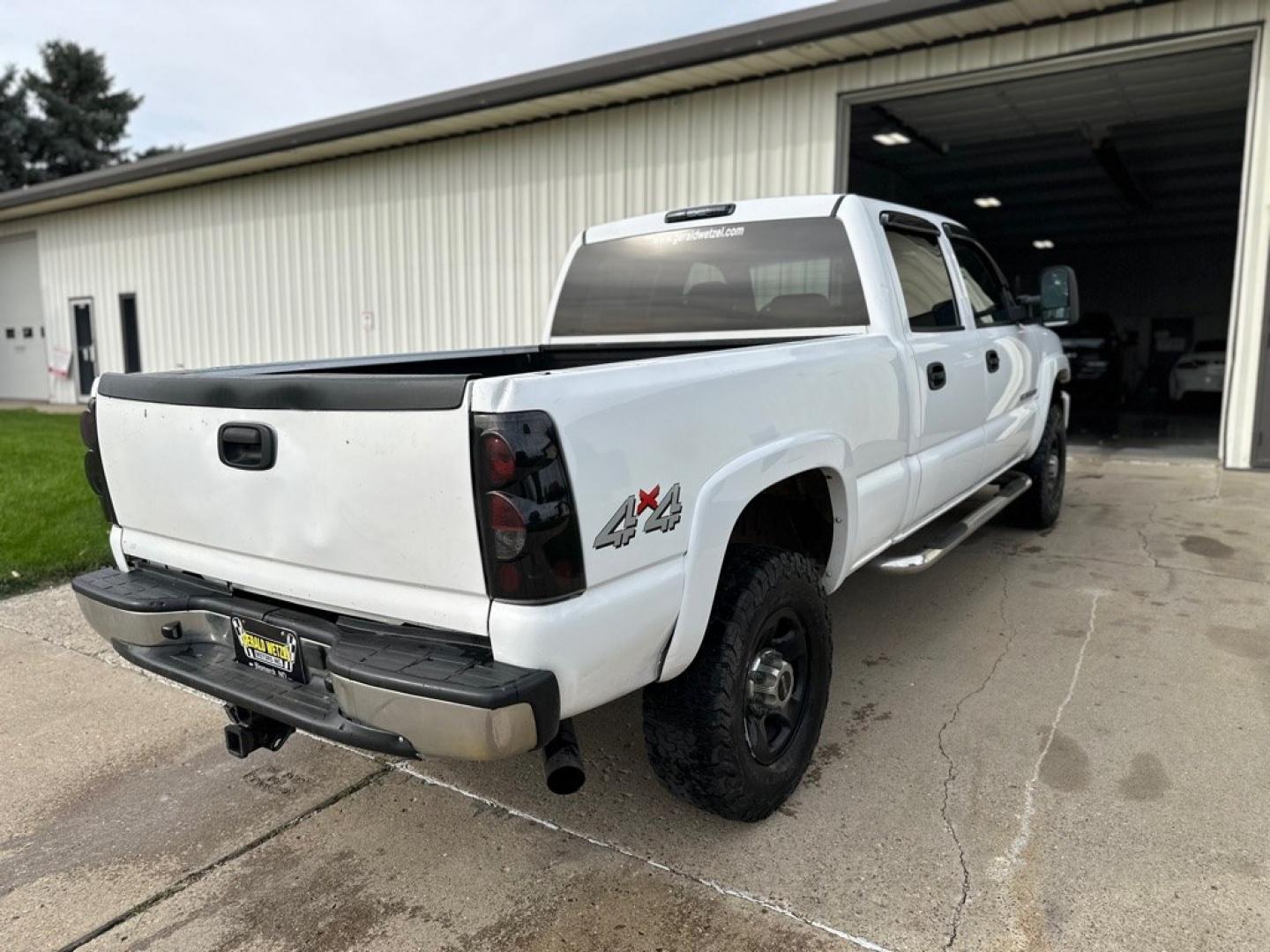2003 WHITE GMC SIERRA 2500 HEAVY DUTY (1GTHK23U73F) with an 6.0L engine, Automatic transmission, located at 1030 S. 22nd St., Bismarck, ND, 58504, (701) 258-0022, 46.793560, -100.758118 - NEW TIRES, 6,O LITER- Photo#8