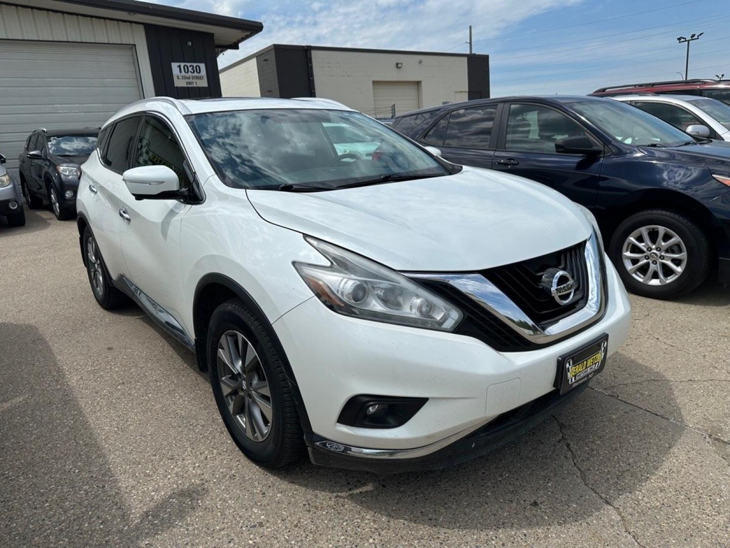 2015 NISSAN MURANO S (5N1AZ2MH2FN) with an 3.5L engine, Continuously Variable transmission, located at 1030 S. 22nd St., Bismarck, ND, 58504, (701) 258-0022, 46.793560, -100.758118- Photo#2