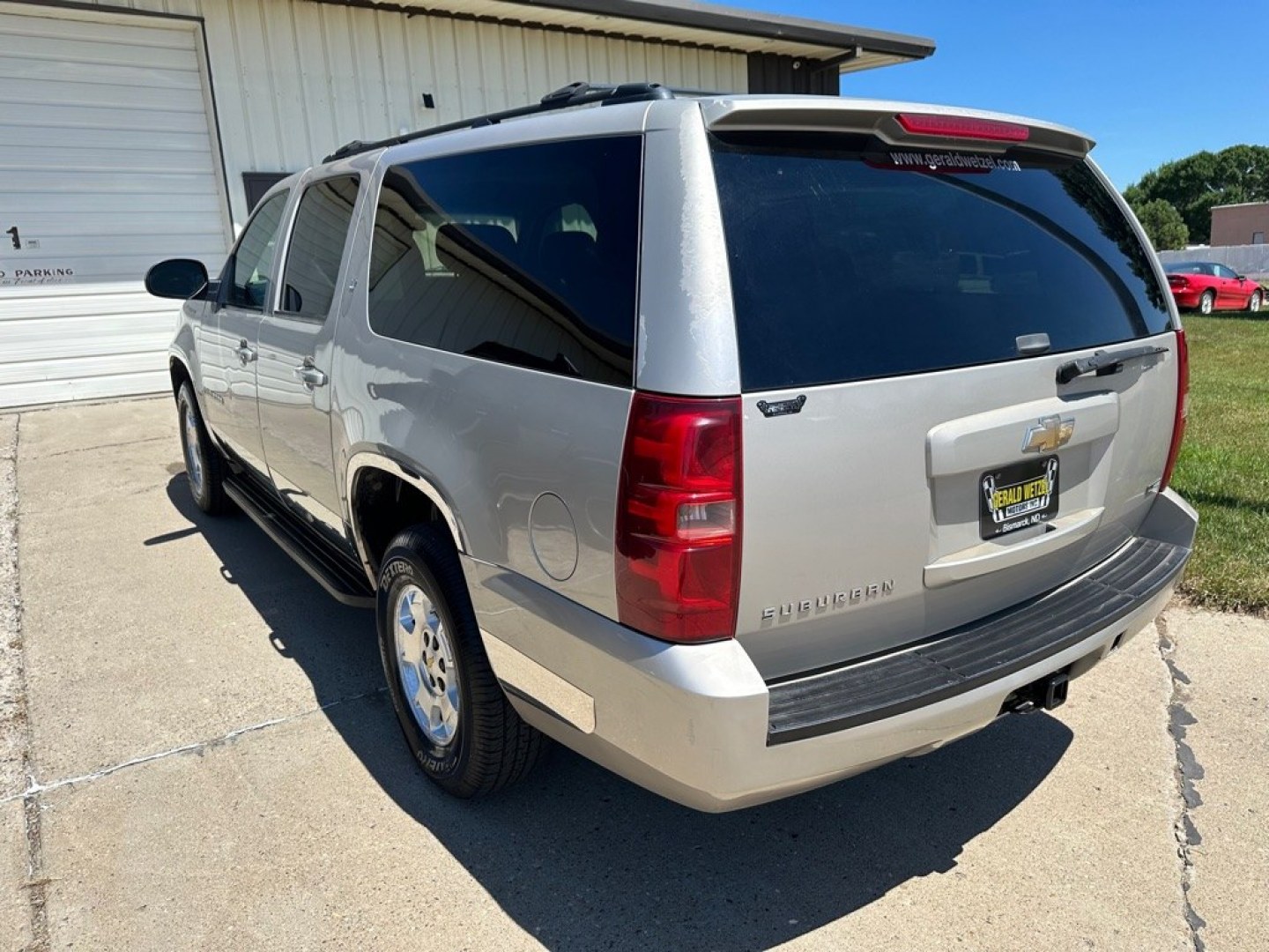 2009 CHEVROLET SUBURBAN 1500 LT (1GNFK26319R) with an 5.3L engine, Automatic transmission, located at 1030 S. 22nd St., Bismarck, ND, 58504, (701) 258-0022, 46.793560, -100.758118- Photo#1