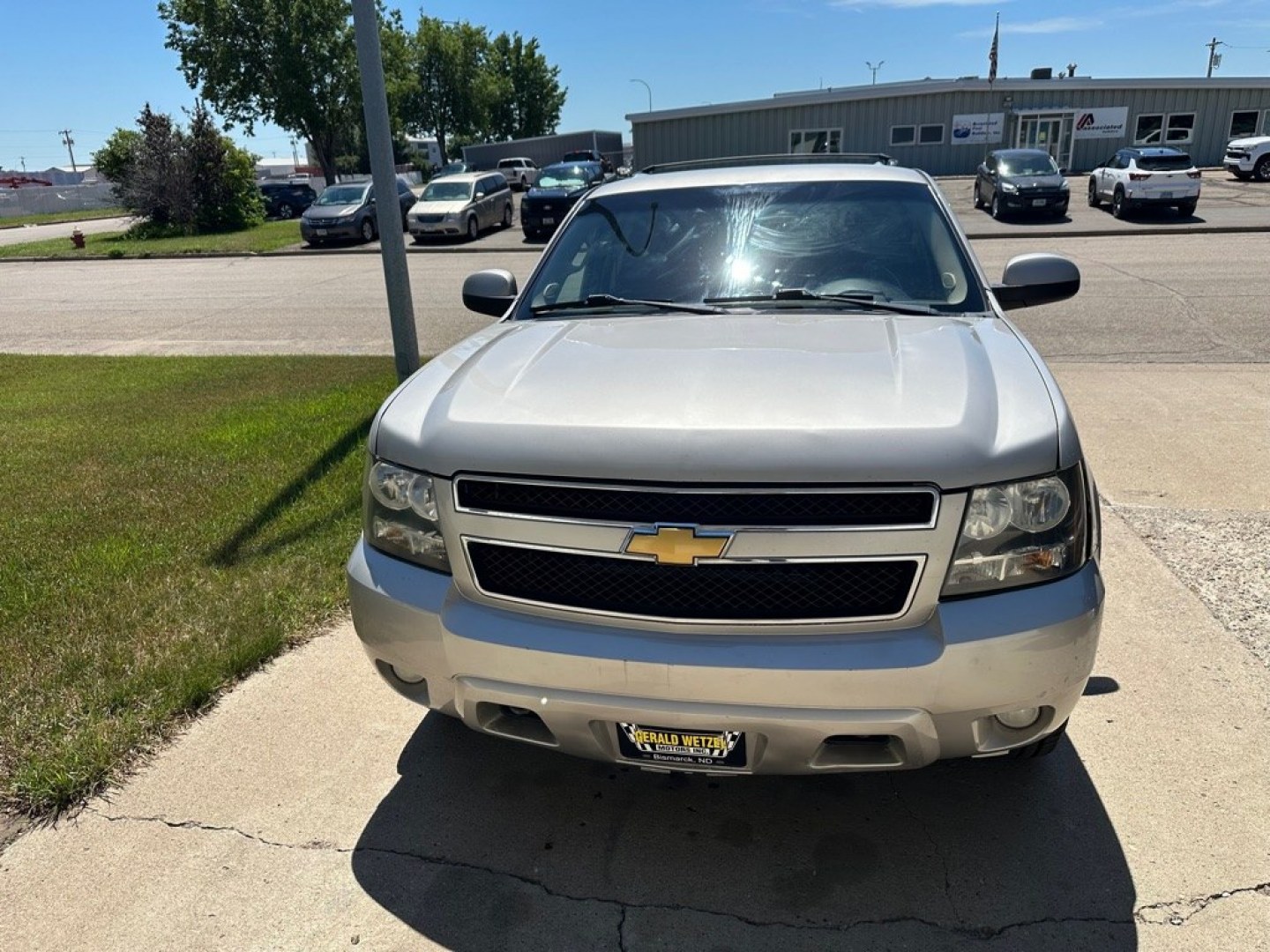 2009 CHEVROLET SUBURBAN 1500 LT (1GNFK26319R) with an 5.3L engine, Automatic transmission, located at 1030 S. 22nd St., Bismarck, ND, 58504, (701) 258-0022, 46.793560, -100.758118- Photo#2
