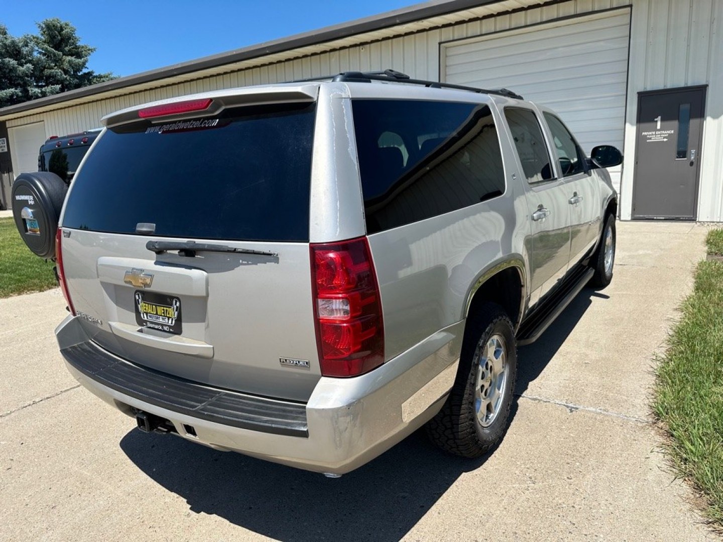 2009 CHEVROLET SUBURBAN 1500 LT (1GNFK26319R) with an 5.3L engine, Automatic transmission, located at 1030 S. 22nd St., Bismarck, ND, 58504, (701) 258-0022, 46.793560, -100.758118- Photo#4
