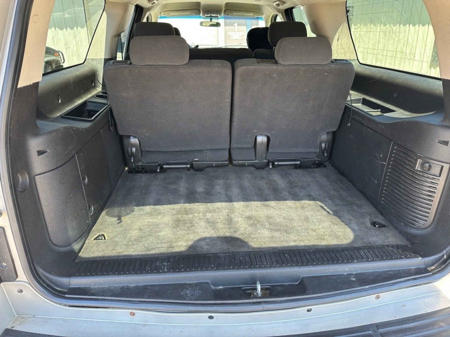2009 CHEVROLET SUBURBAN 1500 LT (1GNFK26319R) with an 5.3L engine, Automatic transmission, located at 1030 S. 22nd St., Bismarck, ND, 58504, (701) 258-0022, 46.793560, -100.758118- Photo#5